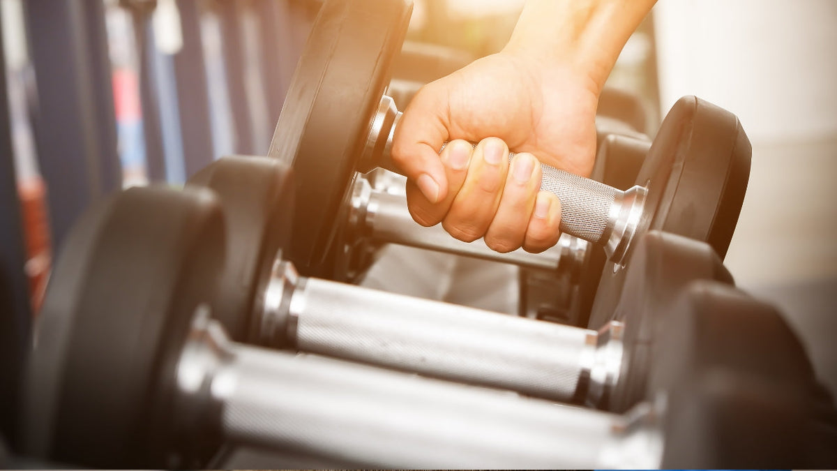Sport, piscine, transpiration et sommeil avec une prothèse capillaire : est-ce possible ?